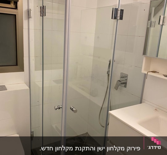מקלחון זכוכית עם ראש מקלחת עגול ומוט מתכת